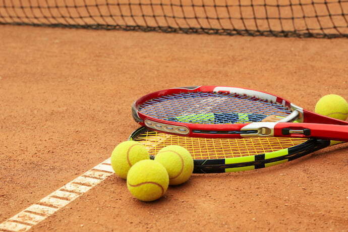 Duas raquetes de tênis e algumas bolas