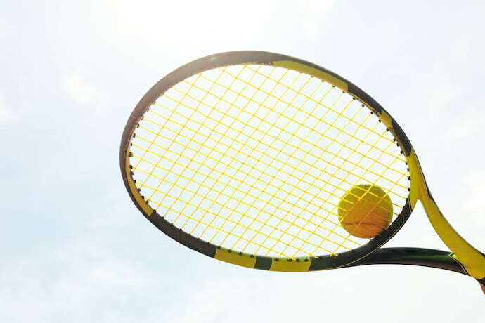 Cabeça de raquete de tênis com bola