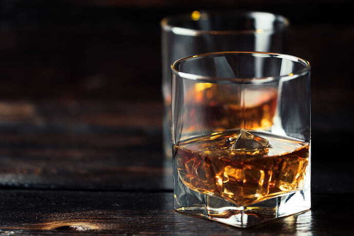 Copo com Bourbon e whisky