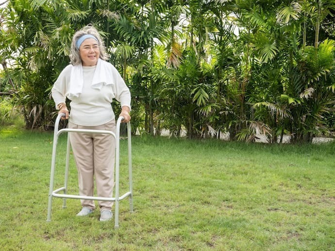 Mulher com andador para idosos