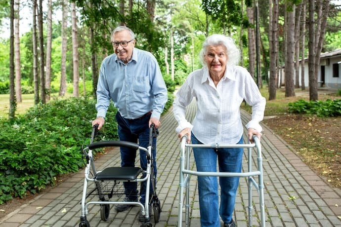 Casal de idosos com andador 