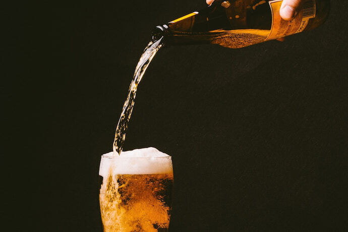 Cerveja sendo derramada em um copo