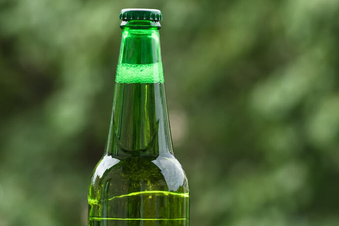Uma garrafa de cerveja ao ar livre