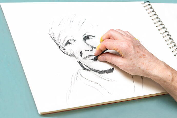 Pessoa desenhando no sketchbook