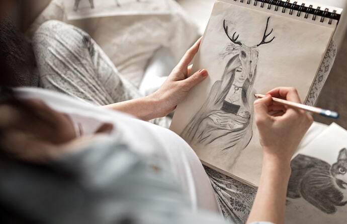 Pessoa desenhando no sketchbook