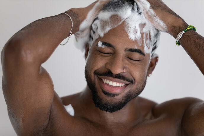 Homem lavando seu cabelo
