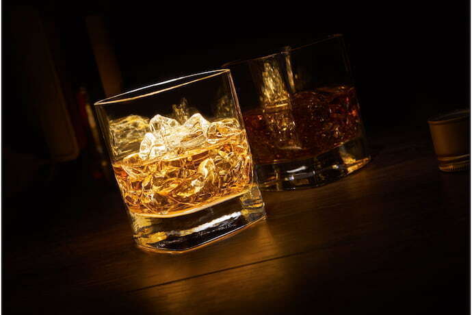 Dois copos com whisky
