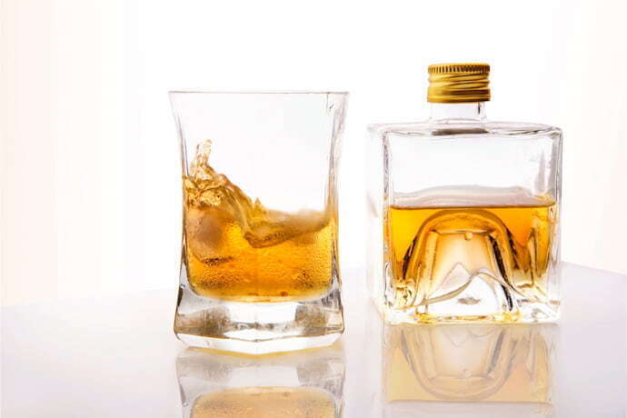 Copo e garrafa de whisky