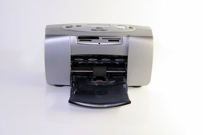 Uma impressora fotográfica em fundo branco