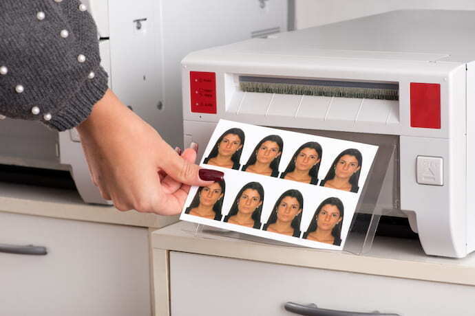 Alguém imprimindo fotos na impressora fotográfica