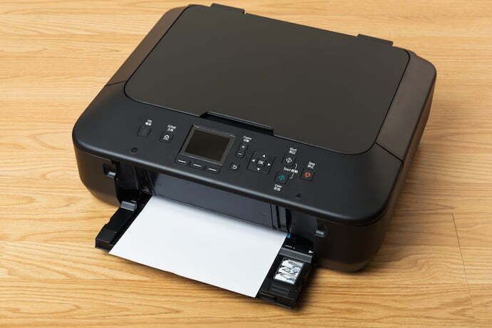 impressora fotográfica na mesa de madeira