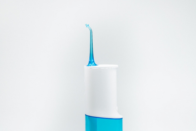 Irrigador dental azul e branco