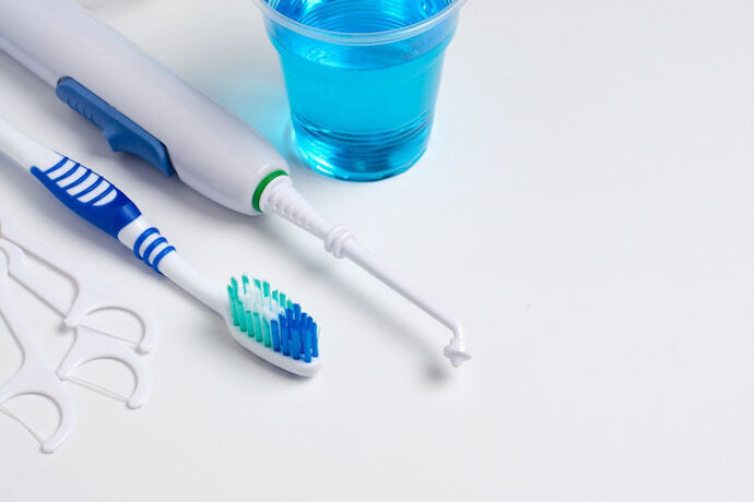 Irrigador dental e escova de dente