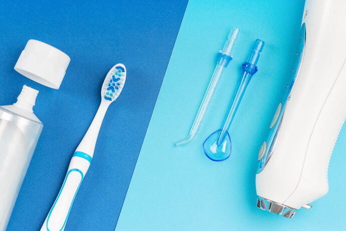 Irrigador dental, escova e pasta de dente