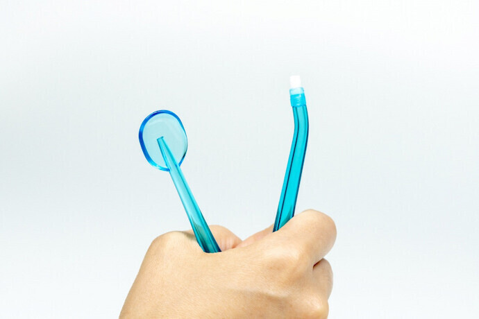 Mãos segurando um Irrigador dental azul
