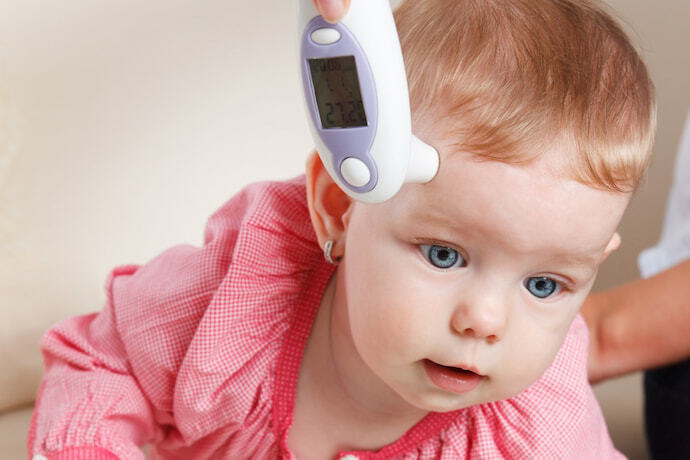 Bebê com termômetro