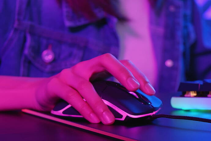 Mouse gamer colorido.