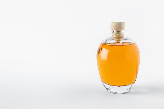 Perfume laranja em frasco transparente