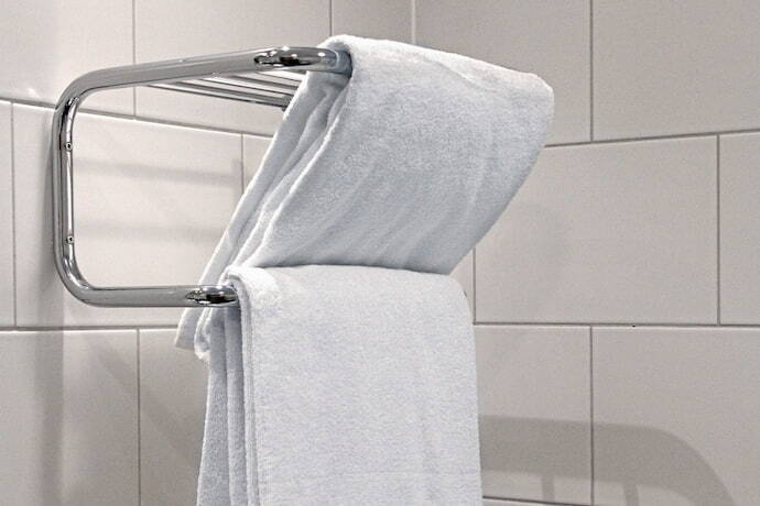 Uma toalha em um aquecedor de toalha