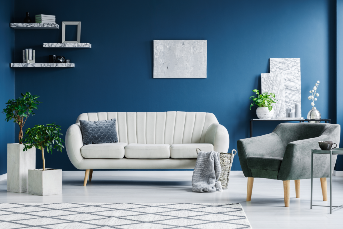 decoração de sala com parede azul e sofá branco