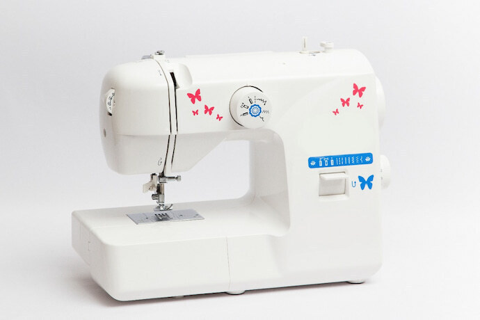 máquina de costura com desenhos de borboleta