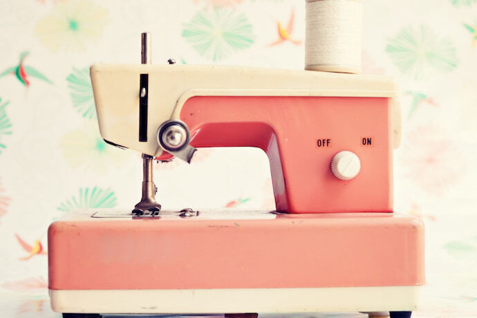 máquina de costura rosa