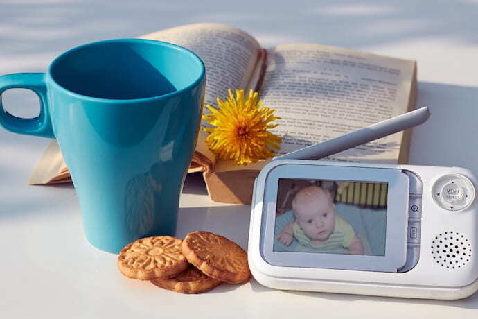 Livro, xícara e babá eletrônica