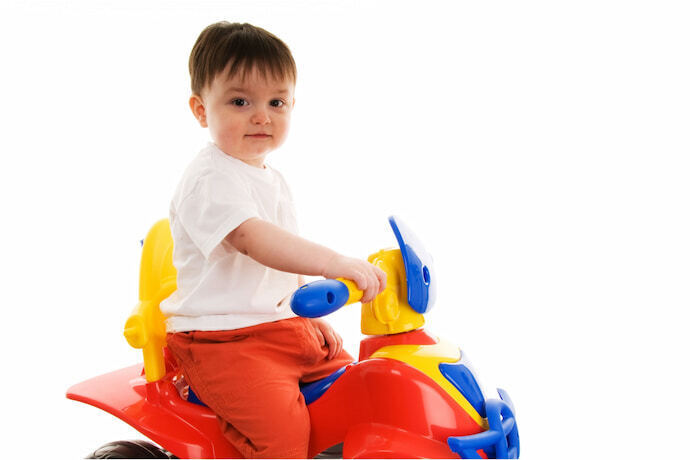Criança em carrinho com pedal.