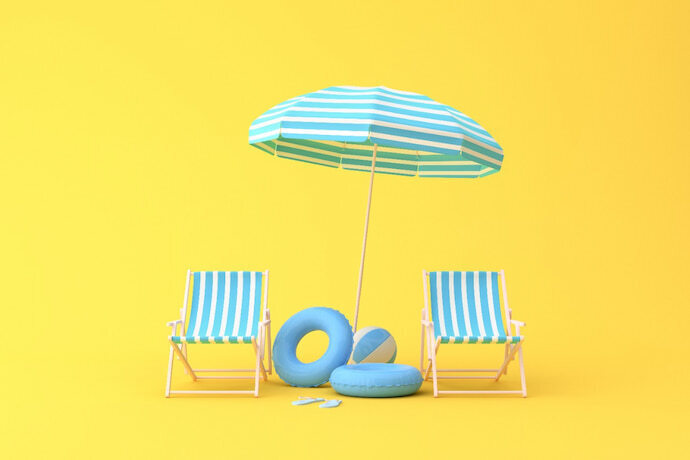 Duas cadeiras de praia e guarda sol