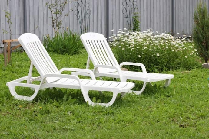 Cadeiras de praia brancas no jardim