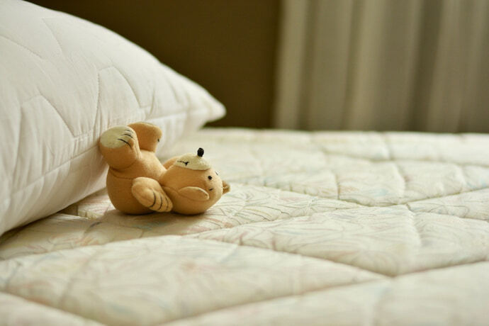 Um ursinho de pelúcia na cama