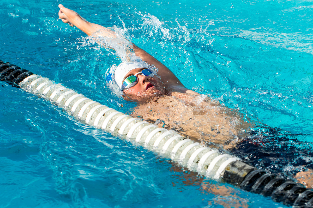 Nadador utilizando a técnica nado de costas 