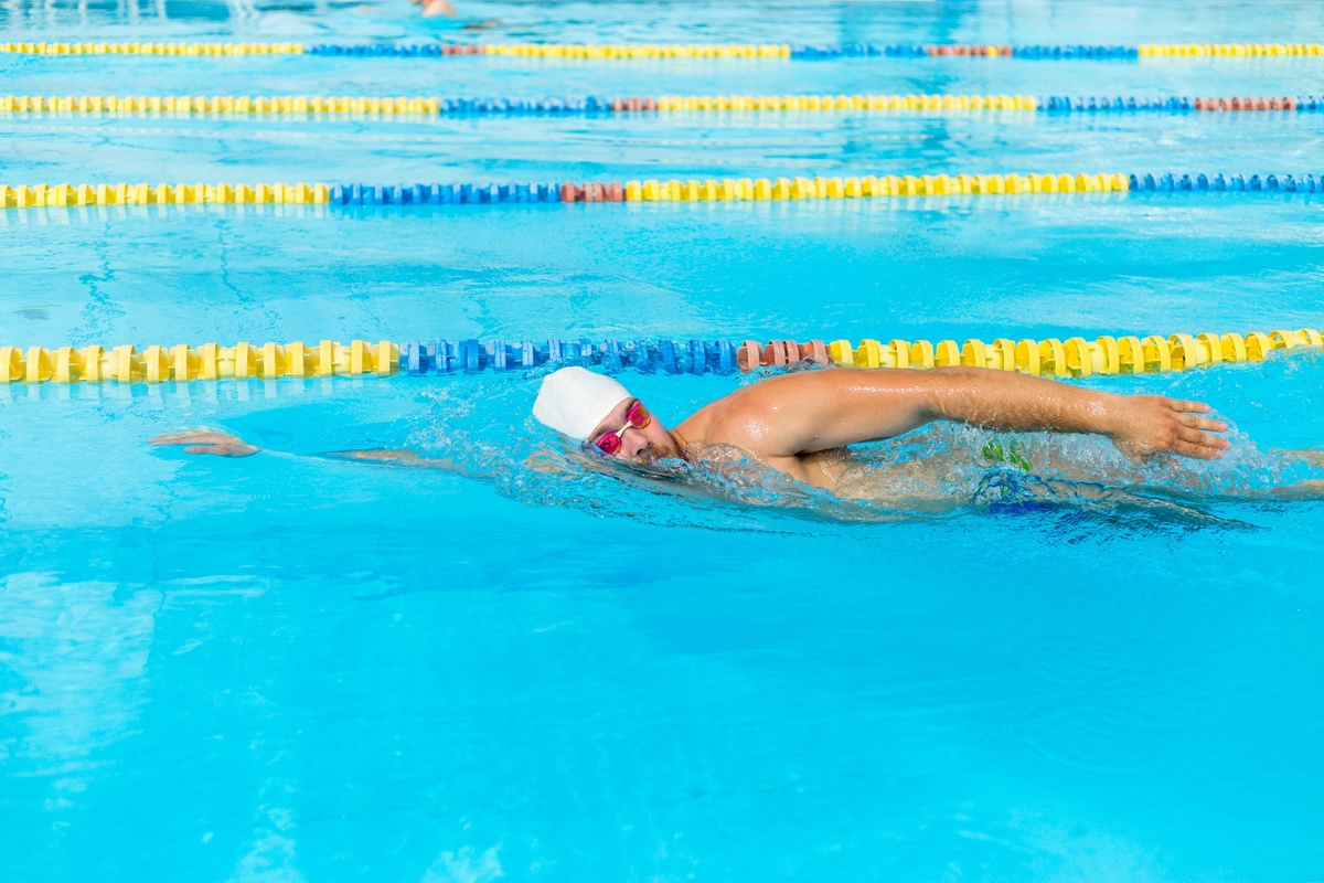Nadador utilizando a técnica Sidestroke