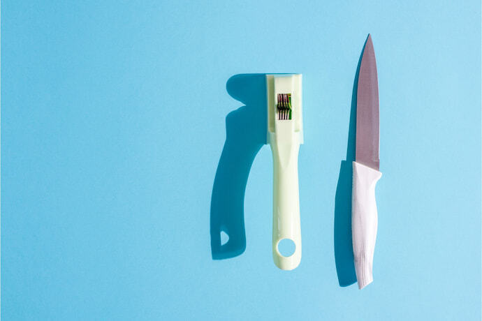 Amolador de faca e faca ao lado em fundo azul.