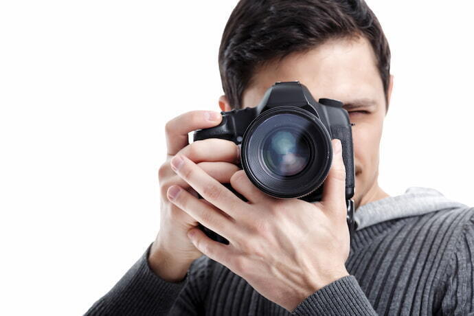 Homem com uma câmera fotográfica profissional 