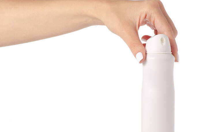 Pessoa segurando desodorante aerosol