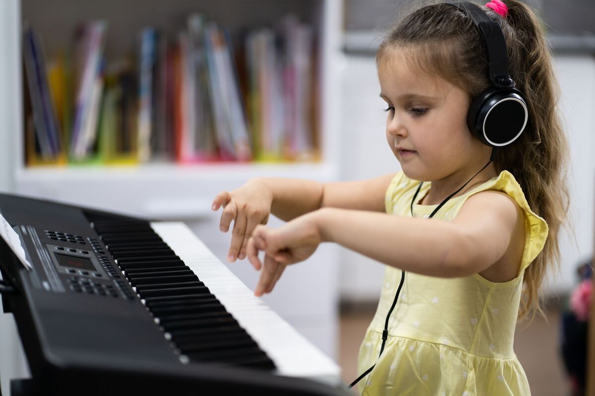 Menina com piano digital 