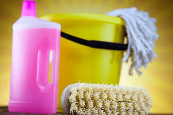 Desinfetante e utensílios de limpeza