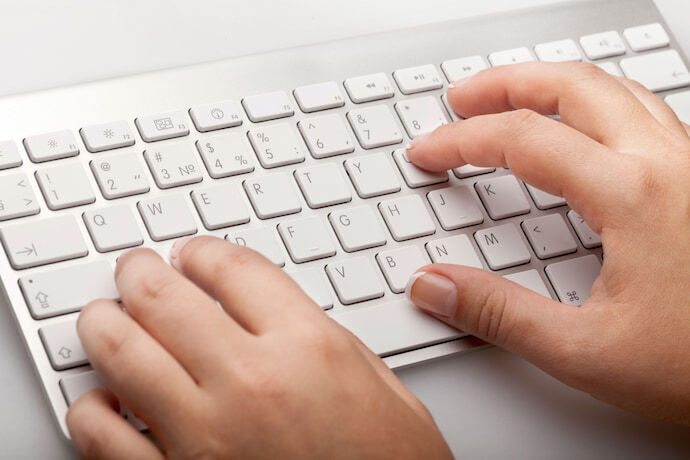 Pessoa utilizando teclado