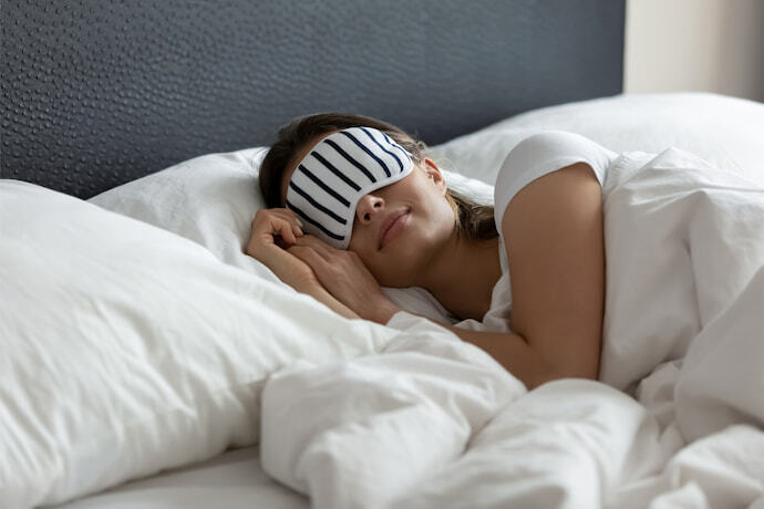 Mulher dormindo com Máscara para dormir 