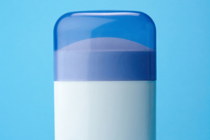Desodorante em fundo azul