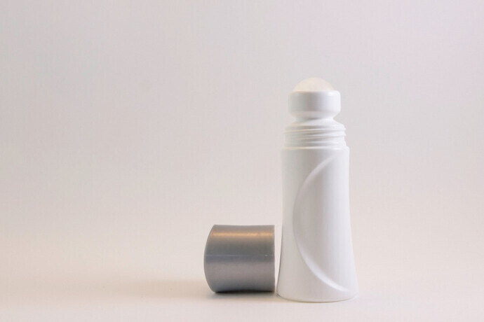 Desodorante branco em fundo branco