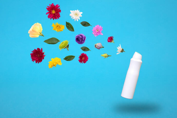 Desodorante e flores
