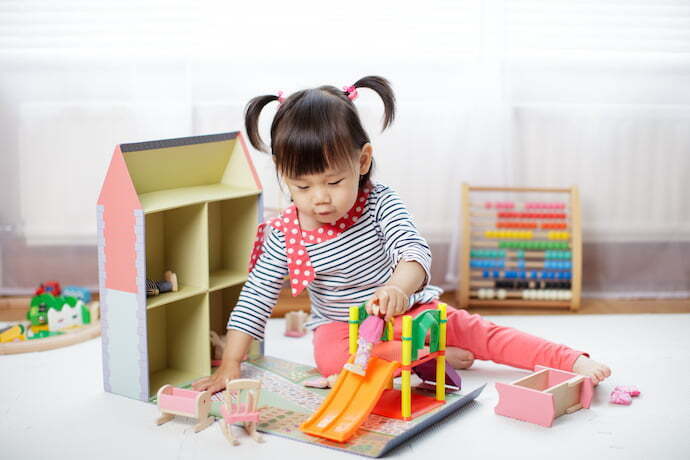 Criança brincando na Casinha de boneca