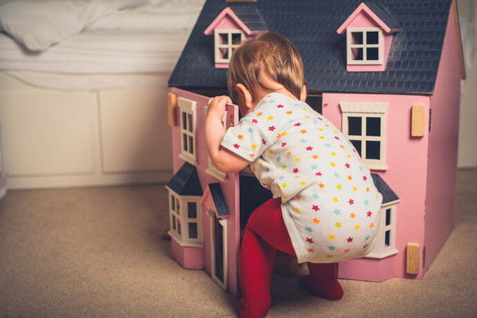 Criança brincando Casinha de boneca