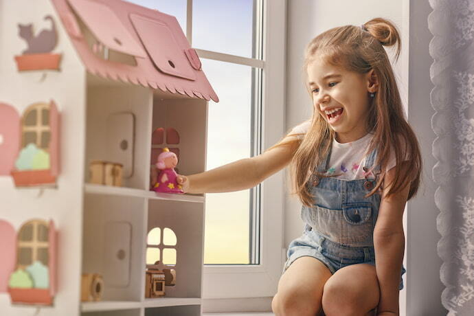 Menina brincando na Casinha de boneca
