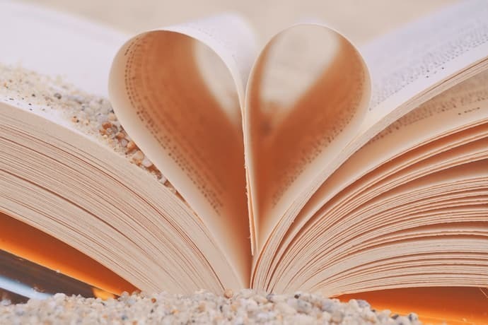 Páginas de livro formando um coração 
