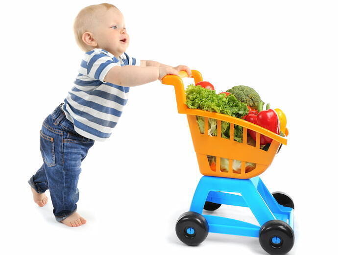Criança com carrinho de supermercado infantil