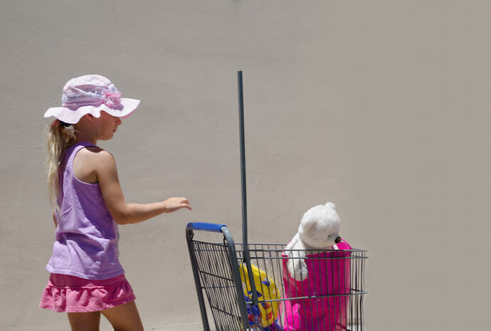 Criança com carrinho de supermercado infantil