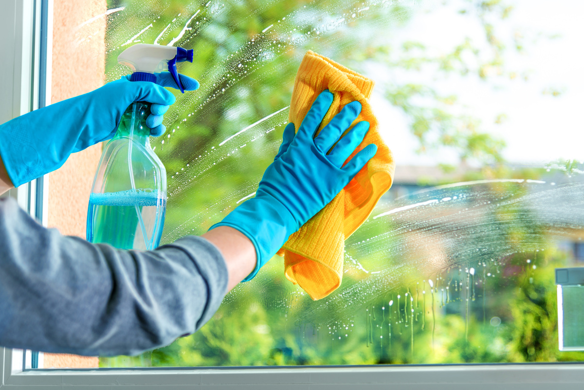 Homem limpando vidros 